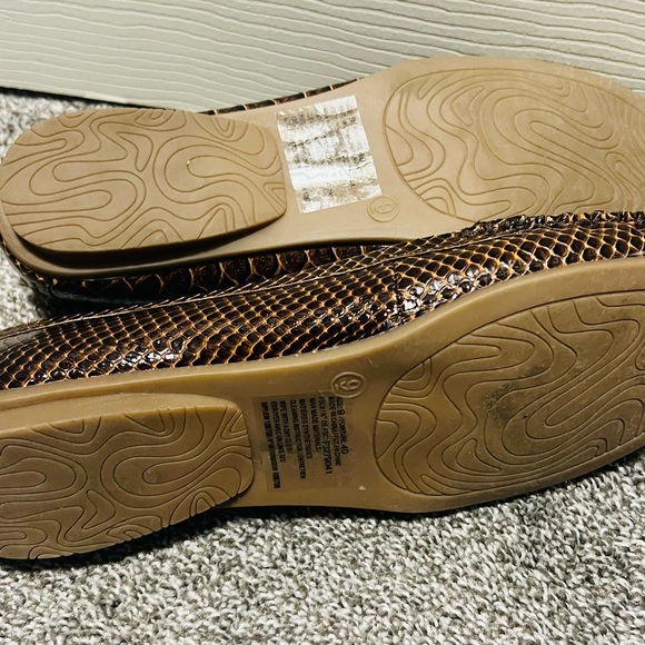 Brown faux crocodile embossed women’s loafers. Size 9.5 - Picture 5 of 6